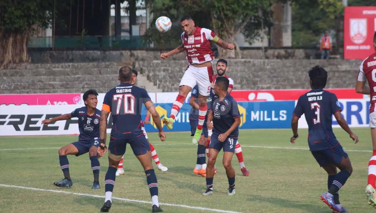 Sundulan pemain Persis Jaime Xavier ke gawang Arema pada laga Liga 1, Minggu (30/07/23). (Foto: Nofik Lukman Hakim/INDOSPORT)