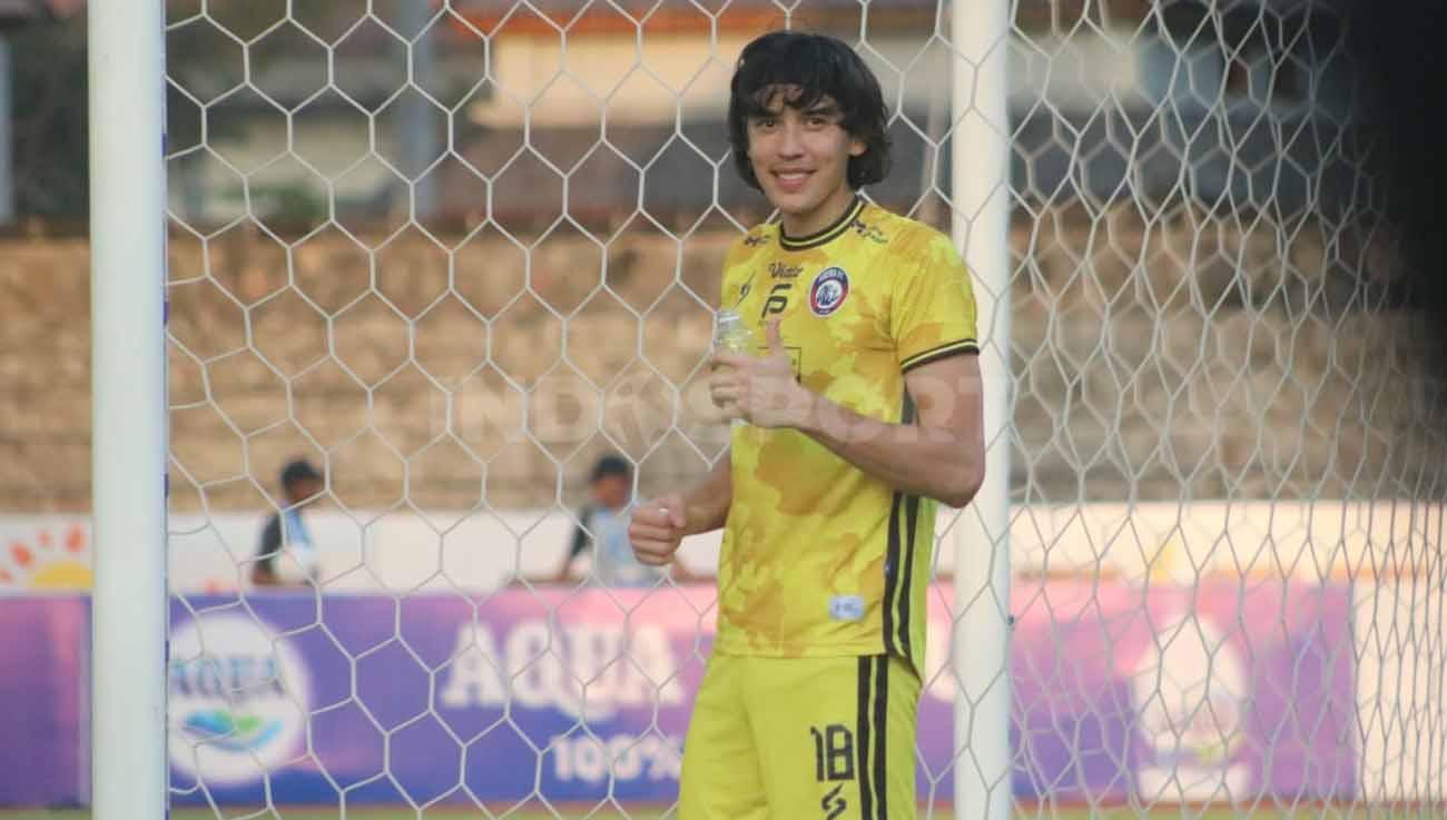 Kiper Arema FC, Julian Schwarzer saat tampil pada laga pekan keenam Liga 1 melawan Persis Solo di stadion Sriwedari, Minggu (30/07/23). (Foto: Nofik Lukman Hakim/INDOSPORT)