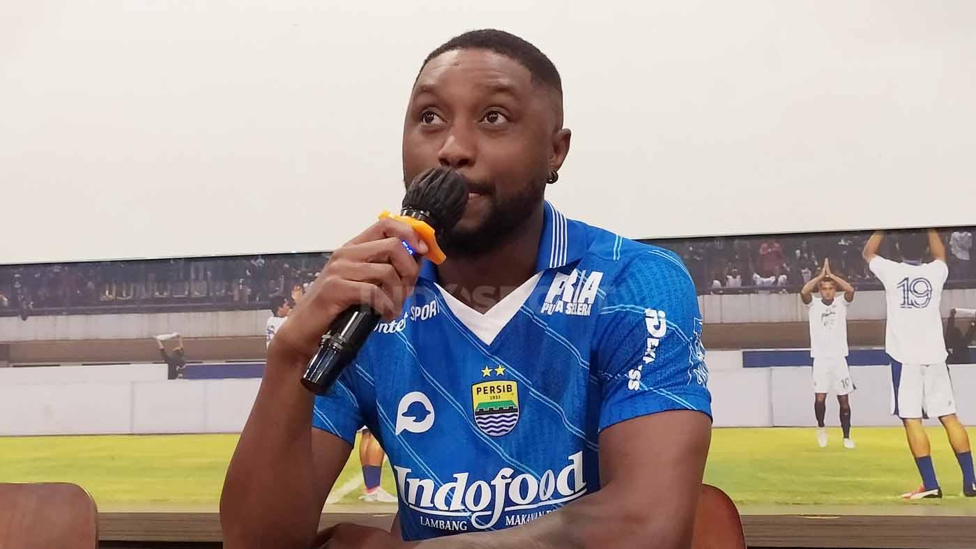 Pemain anyar Persib Bandung, Levy Clement Madinda, saat diperkenalkan manajemen di Graha Persib, Jalan Sulanjana, Kota Bandung, Senin (31/07/23).