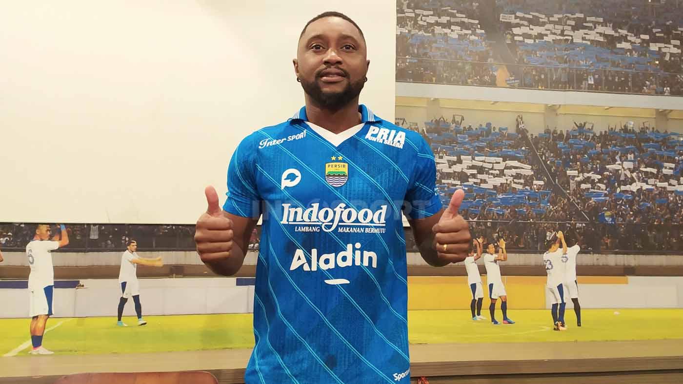 Pemain anyar Persib Bandung, Levy Clement Madinda, saat dikenalkan manajemen di Graha Persib, Jalan Sulanjana, Kota Bandung, Senin (31/07/23).