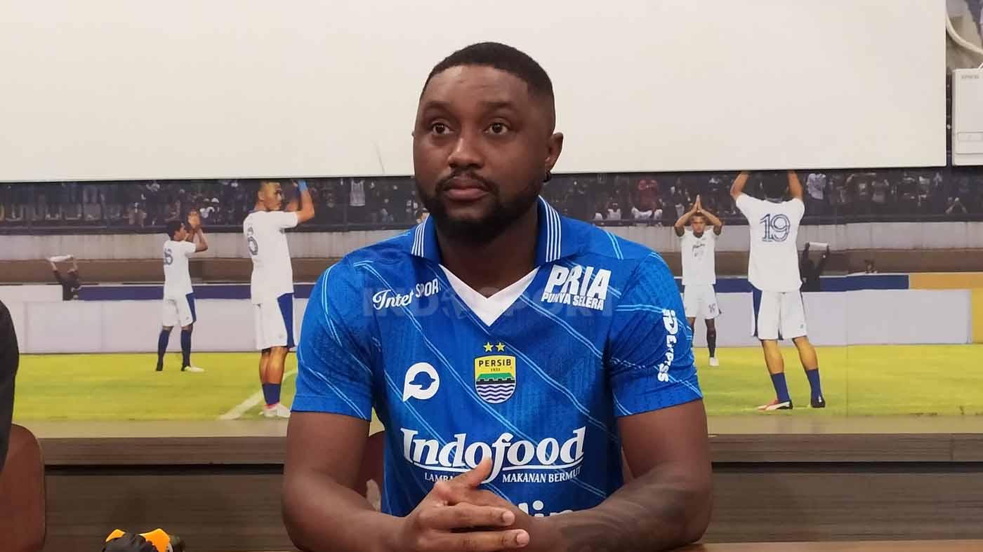 Pemain anyar Persib Bandung, Levy Clement Madinda, saat dikenalkan manajemen di Graha Persib, Jalan Sulanjana, Kota Bandung, Senin (31/07/23).