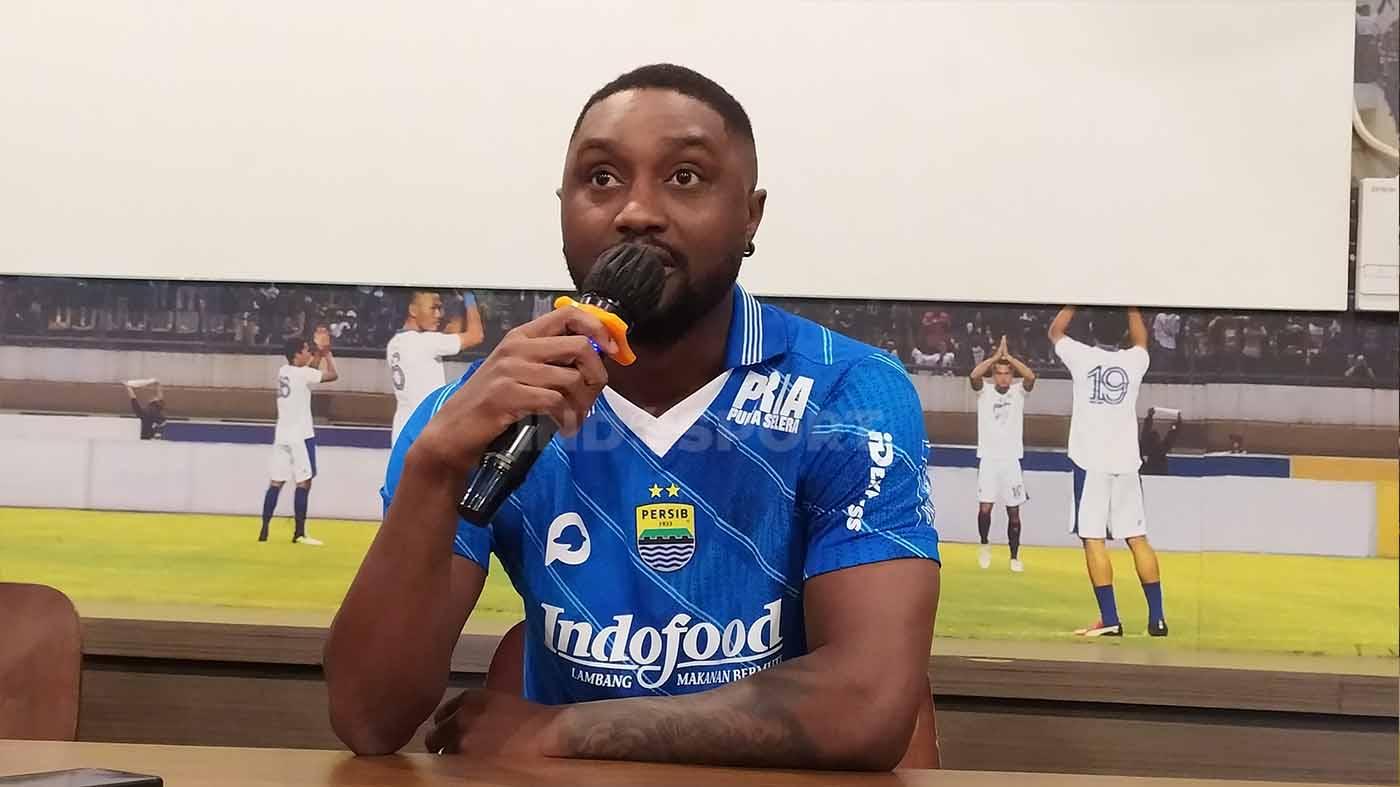 Pemain anyar Persib Bandung, Levy Clement Madinda, saat dikenalkan manajemen di Graha Persib, Jalan Sulanjana, Kota Bandung, Senin (31/07/23).
