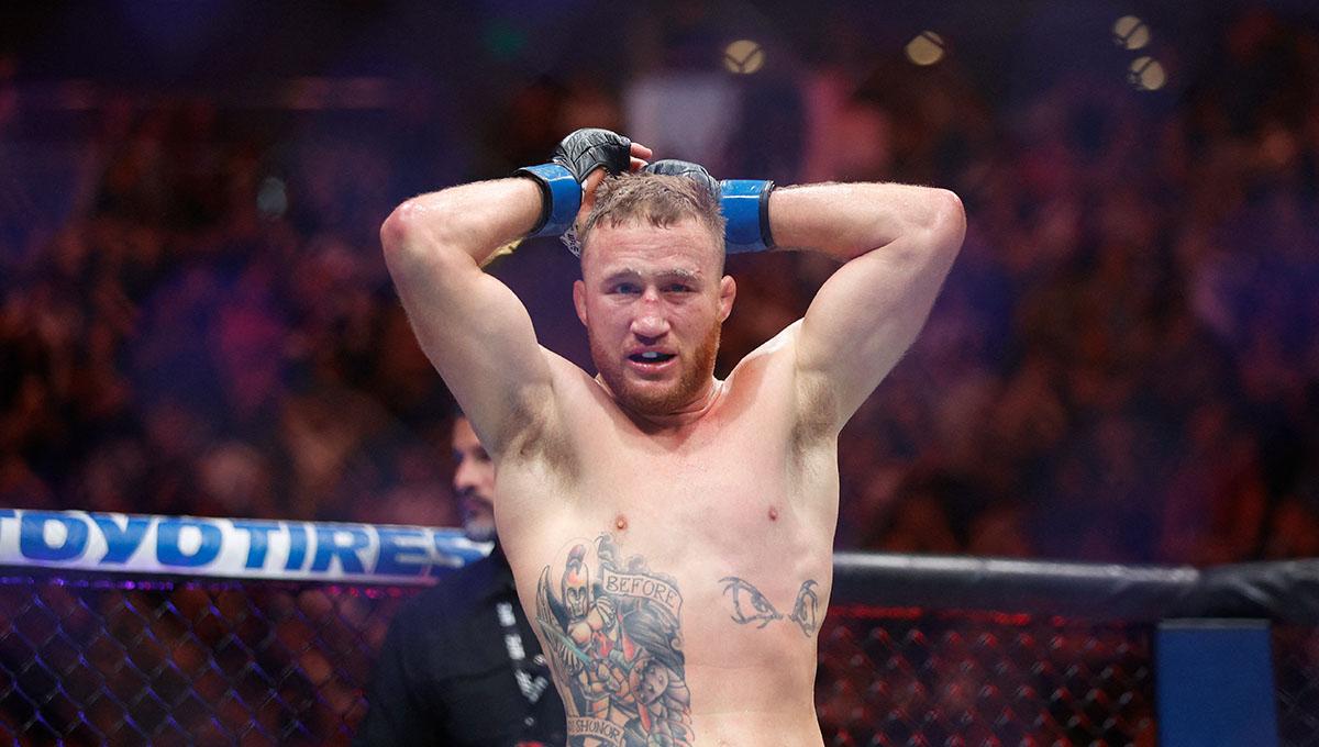 Petarung UFC, Justin Gaethje, sedang menganggkat kedua tangannya di atas octagon.