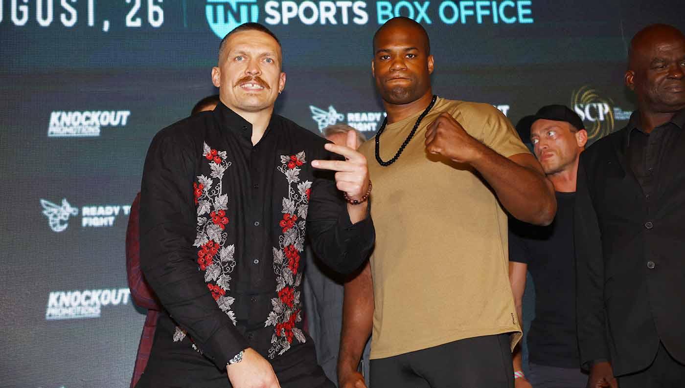 Petinju asal Ukraina, Oleksandr Usyk dan petinju asal Inggris, Daniel Dubois berpose foto konferensi pers. (Foto: Reuters/Paul Childs)