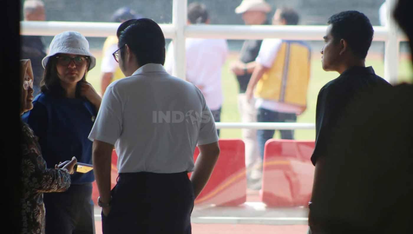 Walikota Solo, Gibran Rakabuming dan COO Persis Solo, Kevin Nugroho, ikut memantau kunjungan FIFA di Stadion Sriwedari. (Foto: Nofik Lukman Hakim/INDOSPORT)