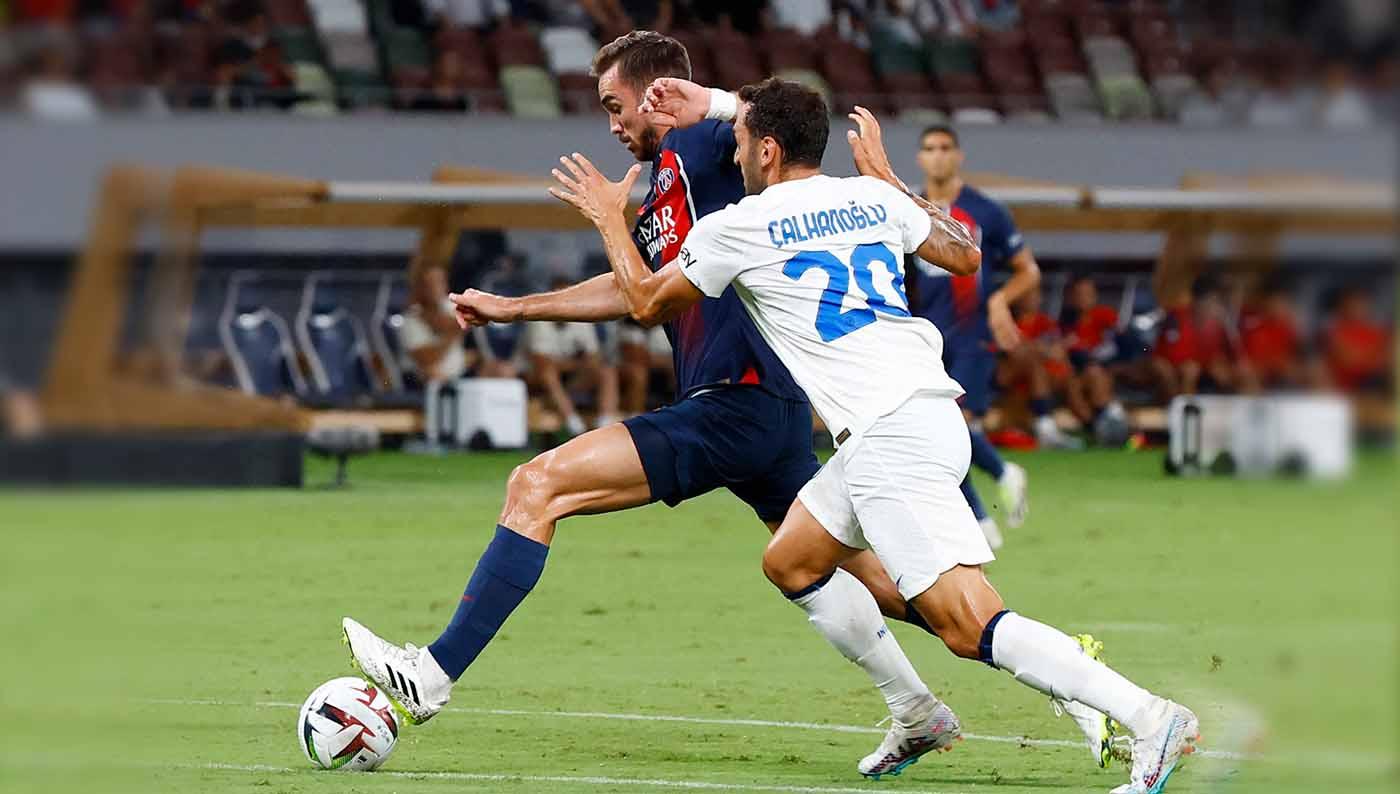 Pemain Inter Milan, Hakan Calhanoglu mencoba rebut bola dari kaki pemain Paris Saint-Germain, Fabian Ruiz pada laga persahabatan di Stadion Nasional Jepang, Tokyo, Jepang, Selasa (01/08/23). (Foto: REUTERS/Kim Kyung-Hoon)