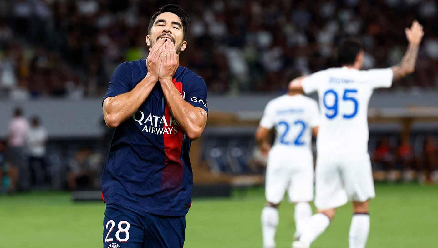 Reaksi pemain Paris Saint-Germain, Carlos Soler gagal memanfaatkan bola pada laga persahabatan melawan Inter Milan di Stadion Nasional Jepang, Tokyo, Jepang, Selasa (01/08/23). (Foto: REUTERS/Kim Kyung-Hoon)