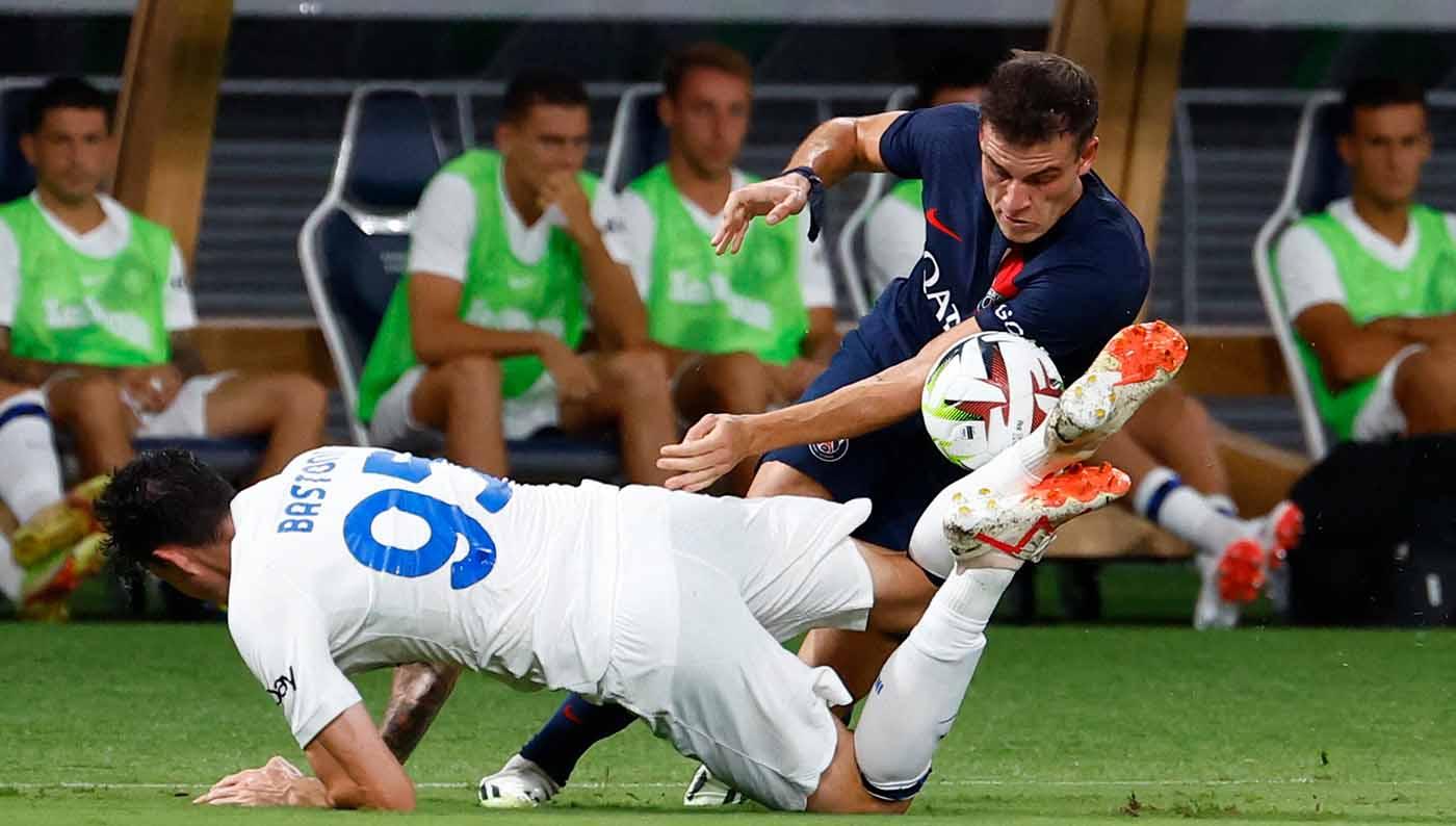 Duel pemain Inter, Alessandro Bastoni dengan pemain Paris Saint-Germain, Manuel Ugarte pada laga persahabatan di Stadion Nasional Jepang, Tokyo, Jepang, Selasa (01/08/23). (Foto: REUTERS/Kim Kyung-Hoon)