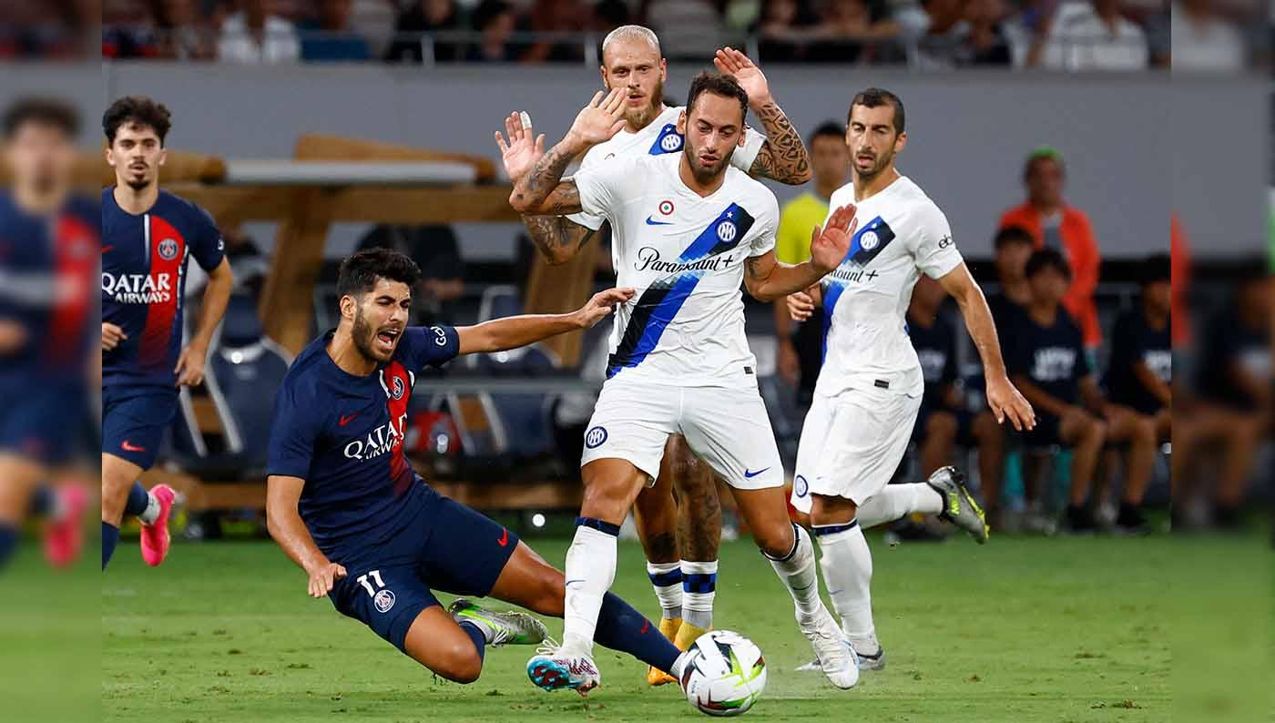 Pemain Paris Saint-Germain, Marco Asensio dijatuhkan oleh pemain Inter Hakan Calhanoglu pada laga persahabatan di Stadion Nasional Jepang, Tokyo, Jepang, Selasa (01/08/23). (Foto: REUTERS/Kim Kyung-Hoon)