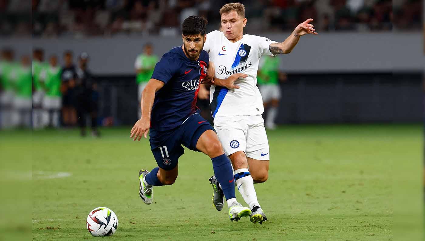 Pemain Inter Nicolo Barella mencoba hentikan pemain Paris Saint-Germain Marco Asensio pada laga persahabatan di Stadion Nasional Jepang, Tokyo, Jepang, Selasa (01/08/23). (Foto: REUTERS/Kim Kyung-Hoon)