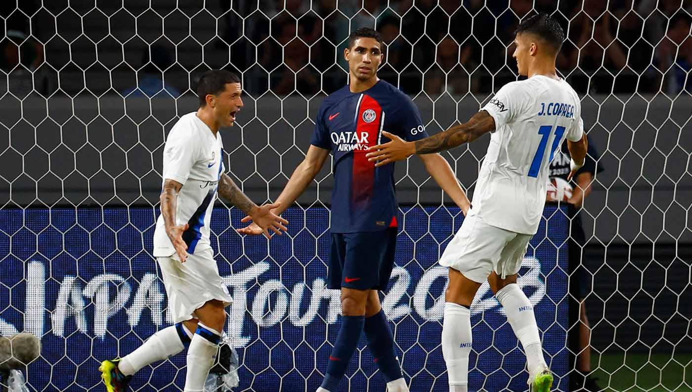 Selebrasi pemain Inter Stefano Sensi dengan rekan setim Joaquin Correa usai mencetak gol ke gawang Paris Saint-Germain pada laga persahabatan di Stadion Nasional Jepang, Tokyo, Jepang, Selasa (01/08/23). (Foto: REUTERS/Kim Kyung-Hoon)