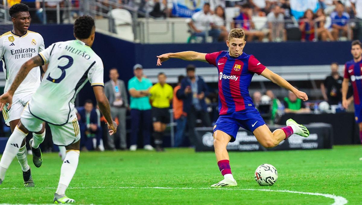 Pemain muda Barcelona, Fermin Lopez (kanan), mendapat pujian dari Xahi Hernandez. Foto: Reuters/Kevin Jairaj-USA TODAY Sports.