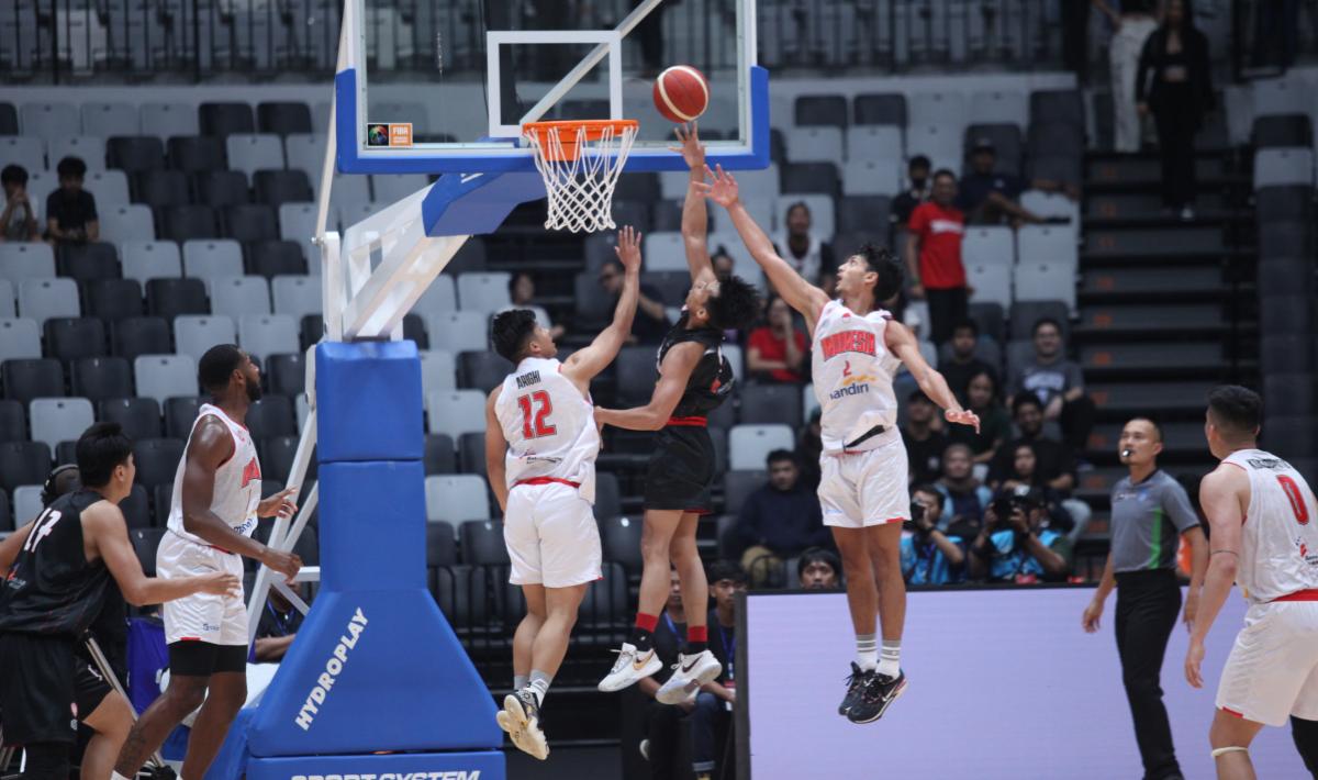 Timnas Basket Indonesia (putih) berhasil mengalahkan Indonesia Patriots dengan skor 82-56 pada test even IIBI 2023 di Indonesia Arena, Rabu (02/08/23). Event ini digelar untuk menyambut FIBA World Cup 2023. Foto: Herry Ibrahim/INDOSPORT