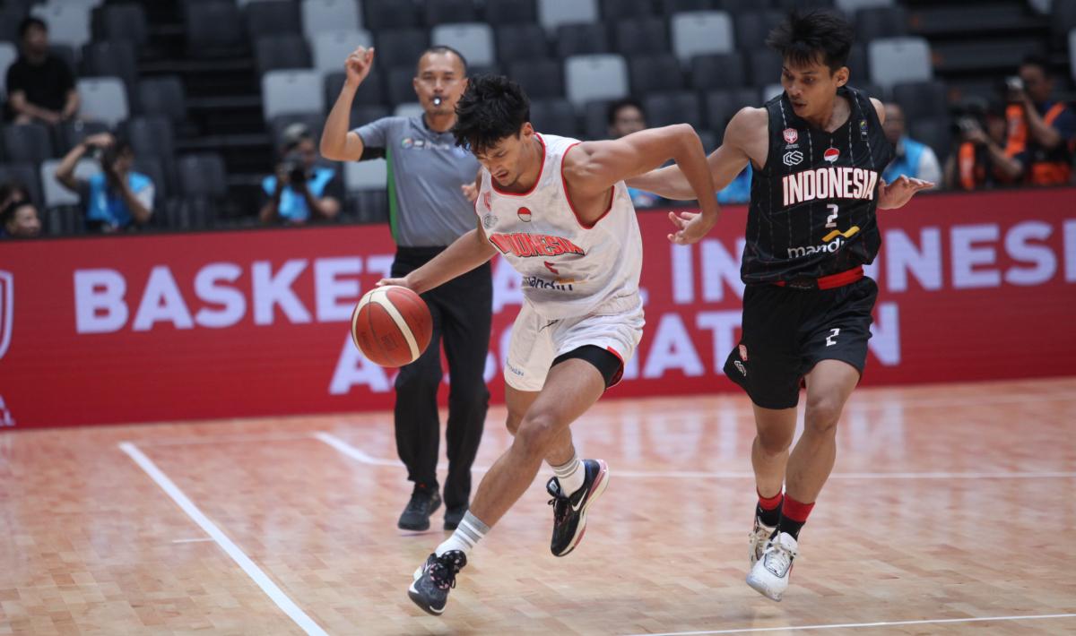 Timnas Basket Indonesia (putih) berhasil mengalahkan Indonesia Patriots dengan skor 82-56 pada test even IIBI 2023 di Indonesia Arena, Rabu (02/08/23). Event ini digelar untuk menyambut FIBA World Cup 2023. Foto: Herry Ibrahim/INDOSPORT