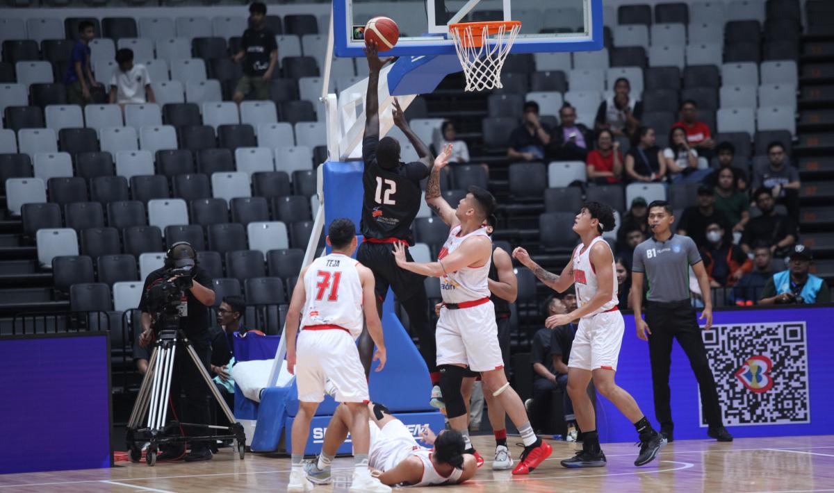 Timnas Basket Indonesia (putih) berhasil mengalahkan Indonesia Patriots dengan skor 82-56 pada test even IIBI 2023 di Indonesia Arena, Rabu (02/08/23). Event ini digelar untuk menyambut FIBA World Cup 2023. Foto: Herry Ibrahim/INDOSPORT