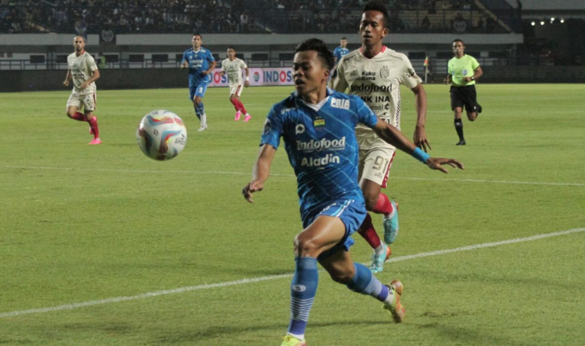 Bek Persib Bandung, Edo Febriansyah saat mengejar bola pada laga pekan keenam Liga 1 2023/2024 melawan Bali United di stadion GBLA, Kamis (03/08/23).