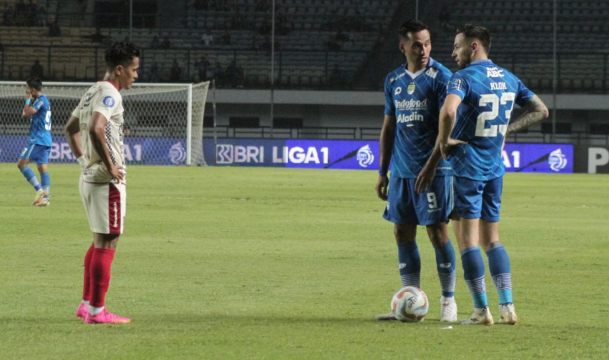 Pemain Persib, Marc Klok dan Ezra Walian berdiskusi sebelum melakukan tendangan bebas ke gawang Bali United pada laga pekan keenam Liga 1 2023/2024 di stadion GBLA, Kamis (03/08/23).