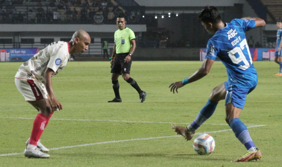 Aksi pemain Persib, Edo Febriansyah (kanan) dijaga oleh bek Bali United, Novri Setiawan pada laga pekan keenam Liga 1 2023/2024 di stadion GBLA, Kamis (03/08/23).