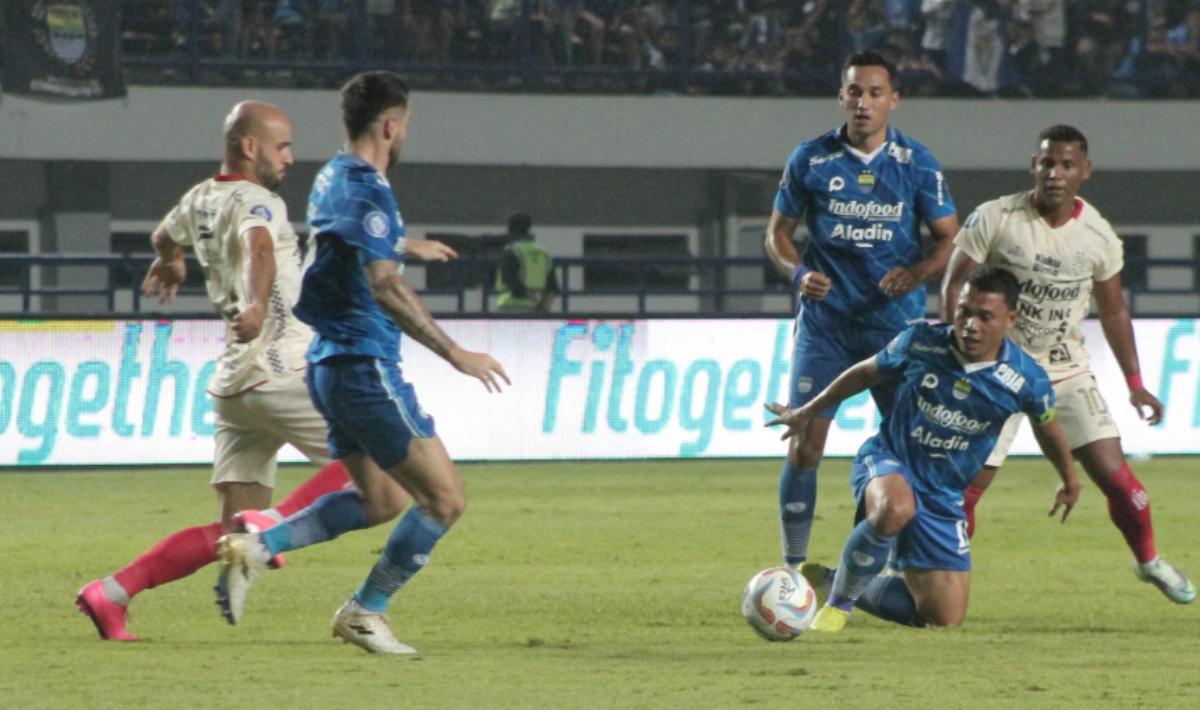 Pemain Bali United, Mohamed Rashid (kiri) dan pemain Persib, Marc Klok berusaha mengamankan bola pada laga pekan keenam Liga 1 2023/2024 di stadion GBLA, Kamis (03/08/23).