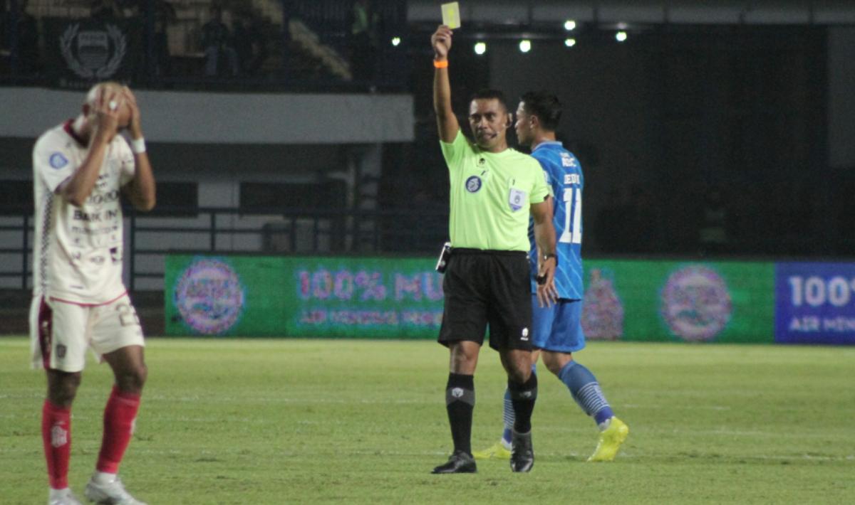 Ekspresi kekecewaan pemain Bali United, Novri Setiawan saat menerima kartu kuning dari wasit pada laga pekan keenam Liga 1 2023/2024 melawan Persib di stadion GBLA, Kamis (03/08/23).