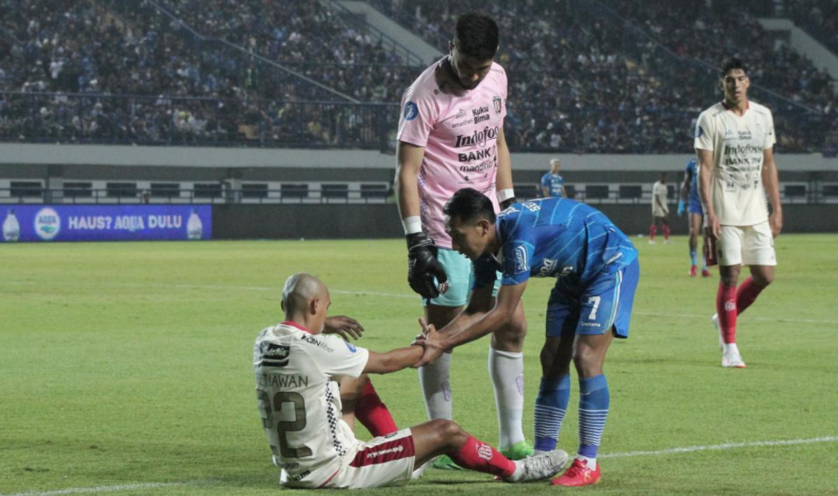 Aksi sportif pemain Persib, Beckham Putra kepada Novri Setiawan pada laga pekan keenam Liga 1 2023/2024 di stadion GBLA, Kamis (03/08/23).