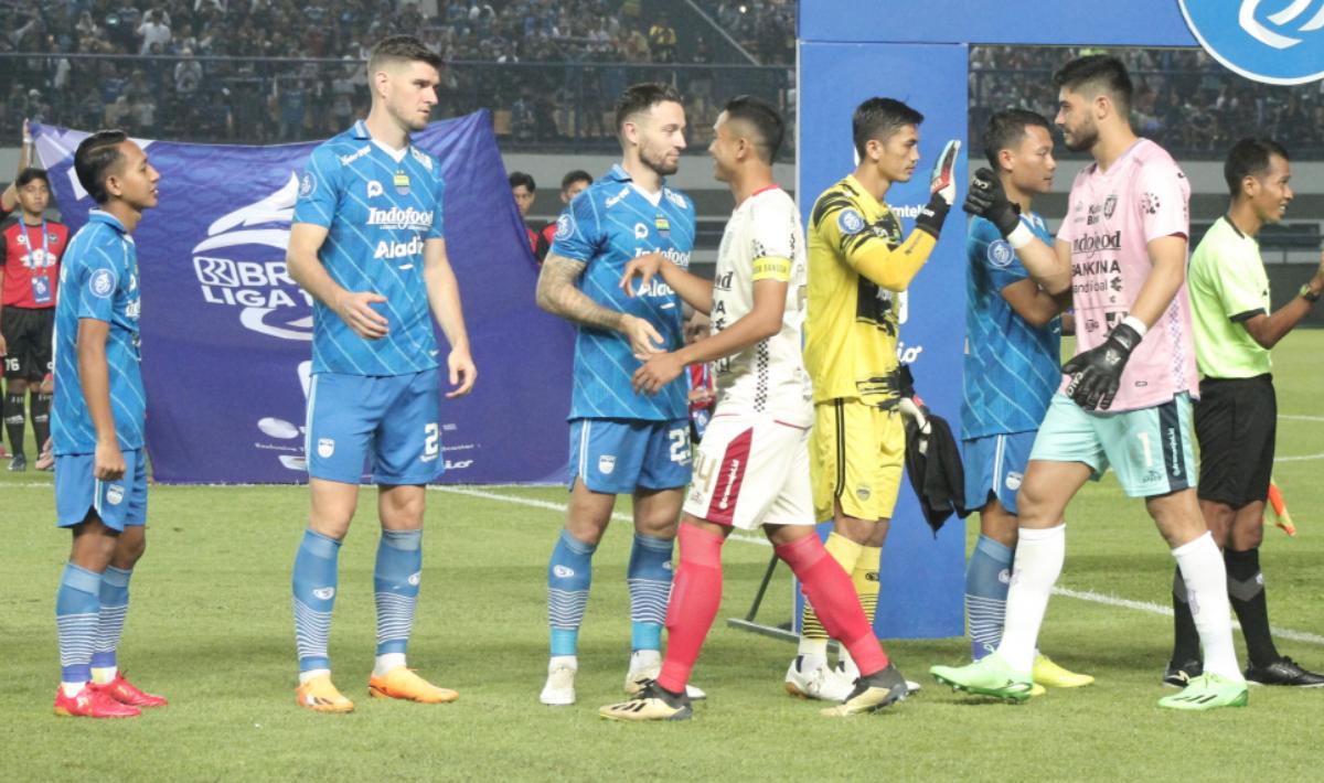 Pemain Persib Bandung dan Bali United saling bersalaman sebelum kick-off laga pekan keenam Liga 1 2023/2024 di stadion GBLA, Kamis (03/08/23).