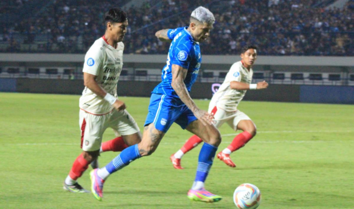 Striker Persib, Ciro Alves (kanan) dijaga ketat bek Bali United, Jajang Mulyana pada laga pekan keenam Liga 1 2023/2024 di stadion GBLA, Kamis (03/08/23).