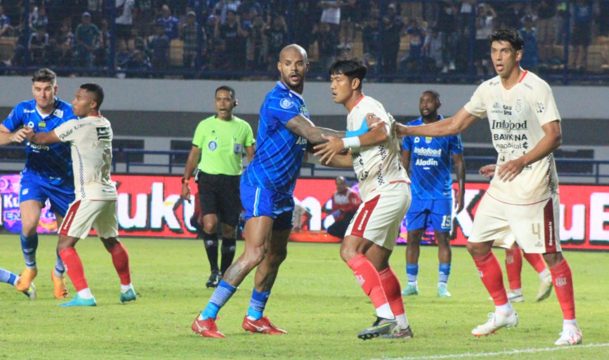 Striker Persib, David da Silva dijaga ketat dua pemain Bali United, Elias Dolah dan Jajang Mulyana pada laga pekan keenam Liga 1 2023/2024 di stadion GBLA, Kamis (03/08/23).