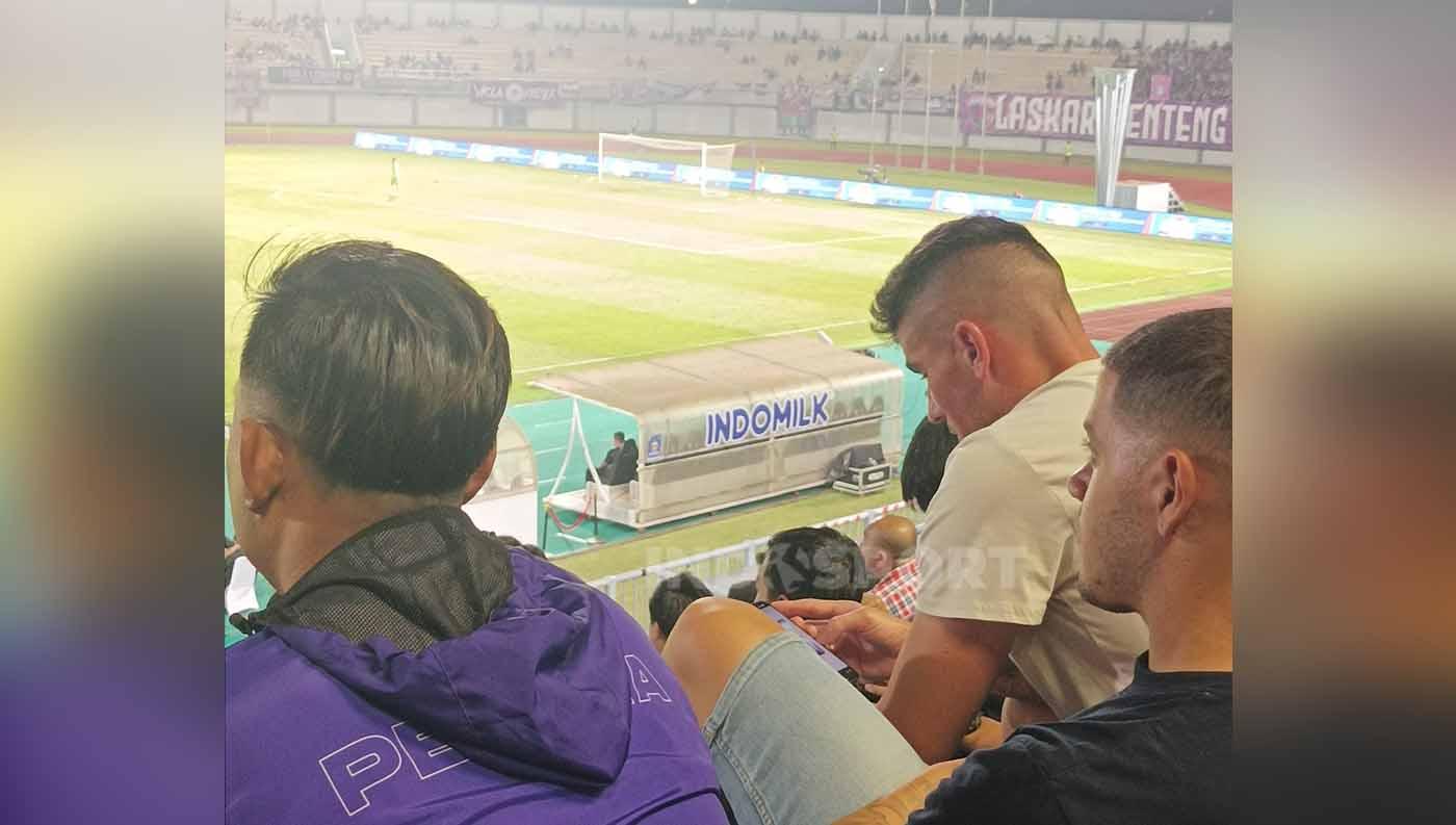 Alexis Messidoro dan Fernando Rodriguez Ortega saksikan laga Liga 1 2023/2024 antara Persita Tangerang vs Bhayangkara FC. (Foto: Yudha Riefwan Najib/INDOSPORT) - INDOSPORT
