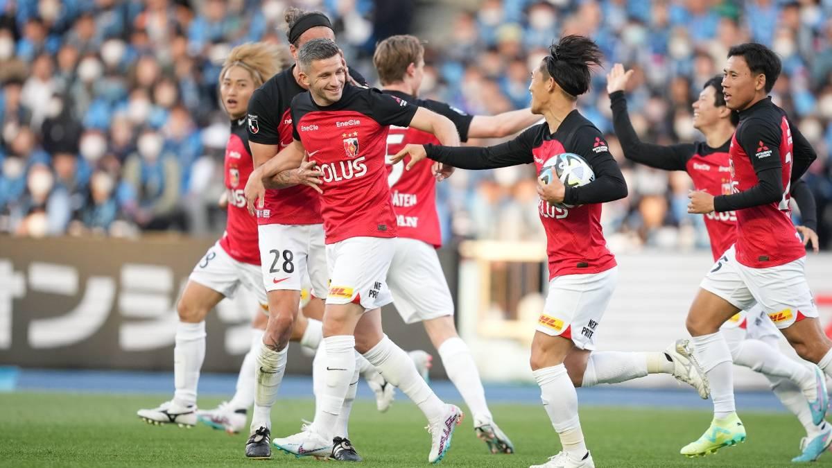 Para pemain Urawa Reds Diamonds melakukan selebrasi usai membobol gawang lawan pada match J1 League.
