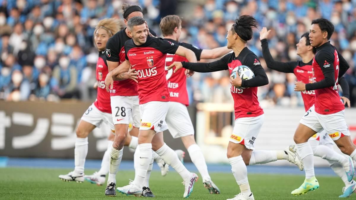 Para pemain Urawa Reds Diamonds melakukan selebrasi usai membobol gawang lawan pada match J1 League. - INDOSPORT
