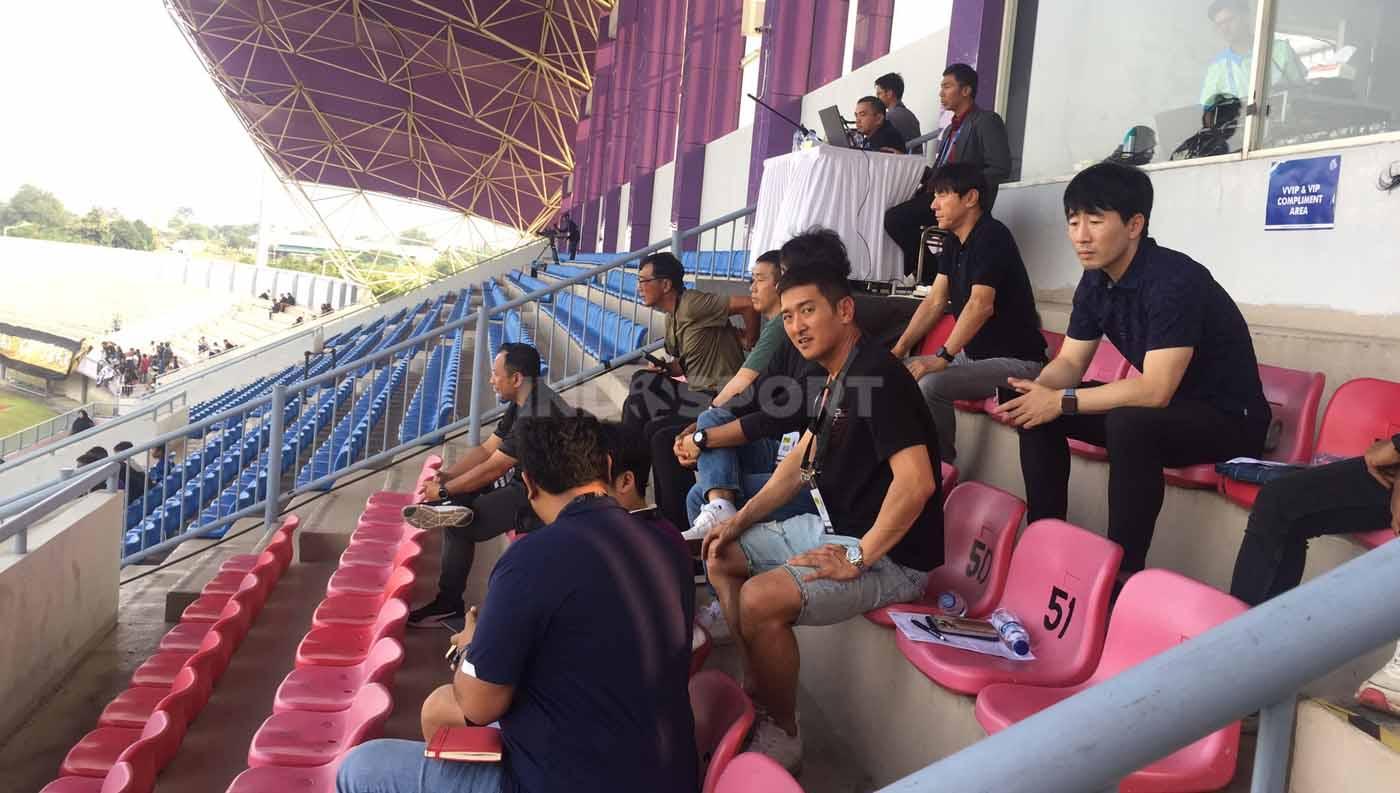 Shin Tae-yong dan asistennya pantau langsung laga Dewa United vs Persis Solo di Indomilk Arena. (Foto: Petrus Manus Da' Yerimon/INDOSPORT)