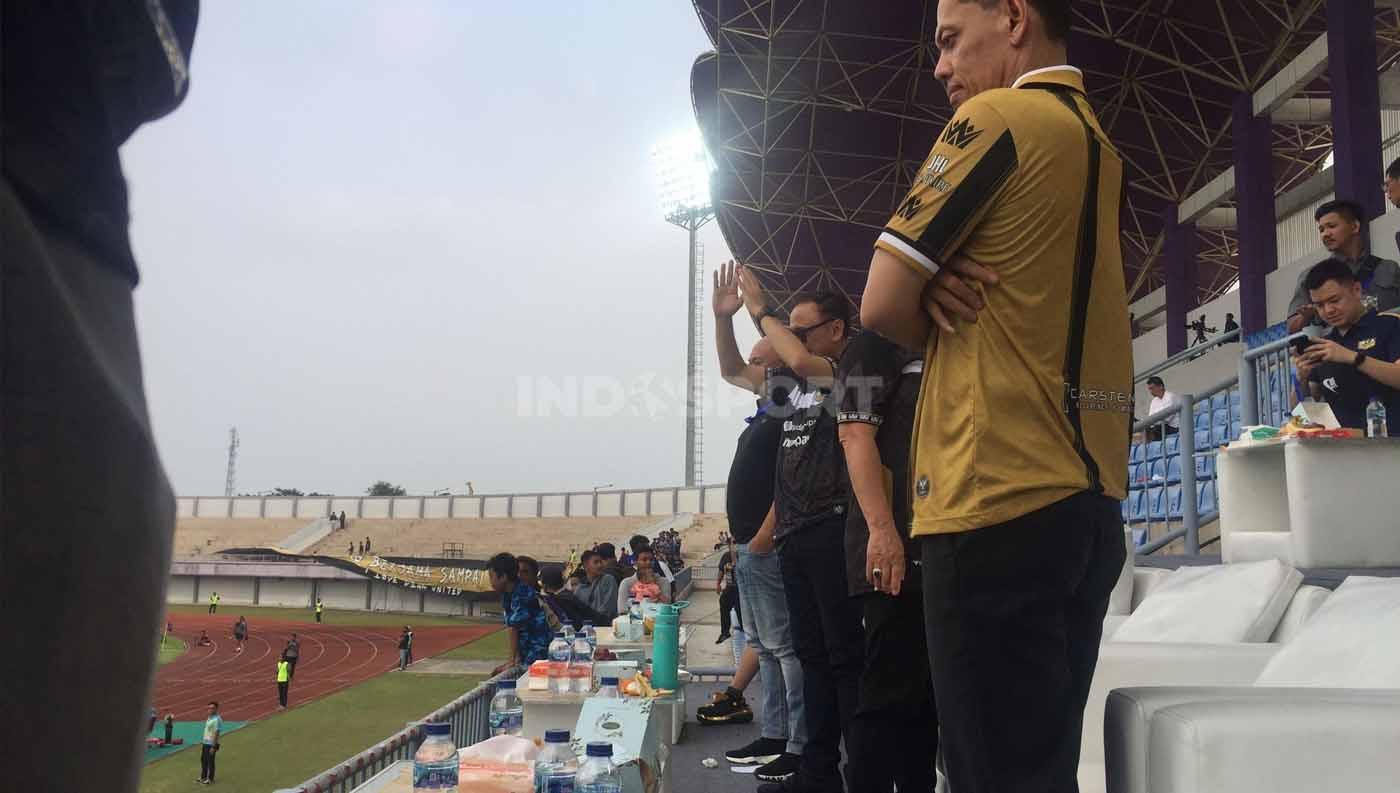 Mantan Ketum PSSI, Mochamad Iriawan (Iwan Bule) nonton pertandingan Dewa United vs Persis Solo. (Foto: Petrus Manus Da' Yerimon/INDOSPORT)