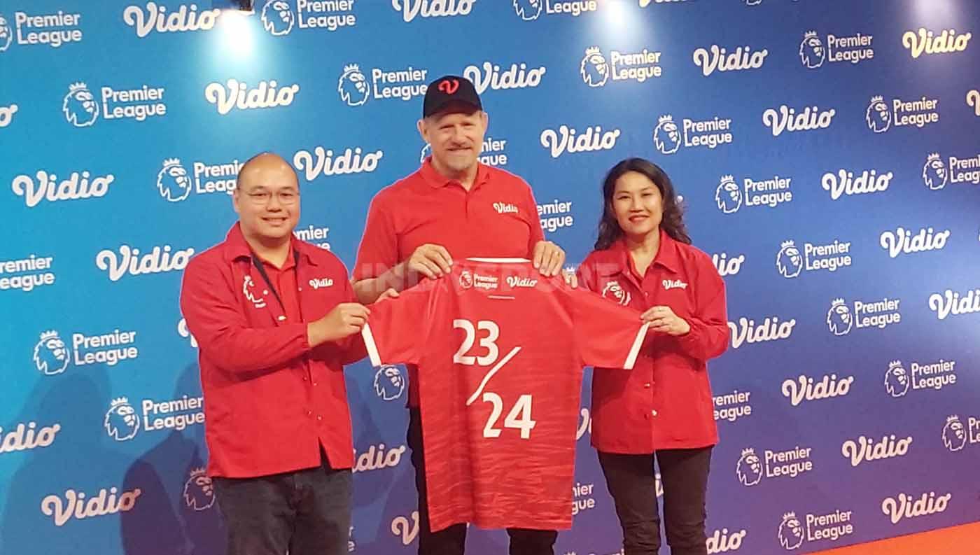 Legenda Manchester United, Peter Schmeichel menyapa para penggemar Premier League dalam acara Meet and Great yang diselenggarakan Vidio. (Foto: Zainal Hasan/INDOSPORT)