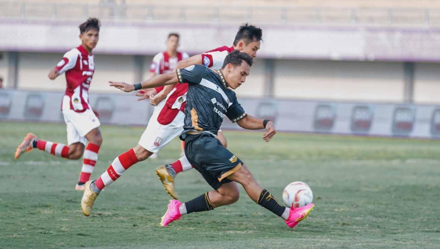 Pemain Dewa United Egy Maulana Vikri ditempel ketat pemain Persis pada laga pekan keenam Liga 1 di Stadion Indomilk Arena (Tangerang), Jumat (04/08/23). (Foto: MO Dewa United)