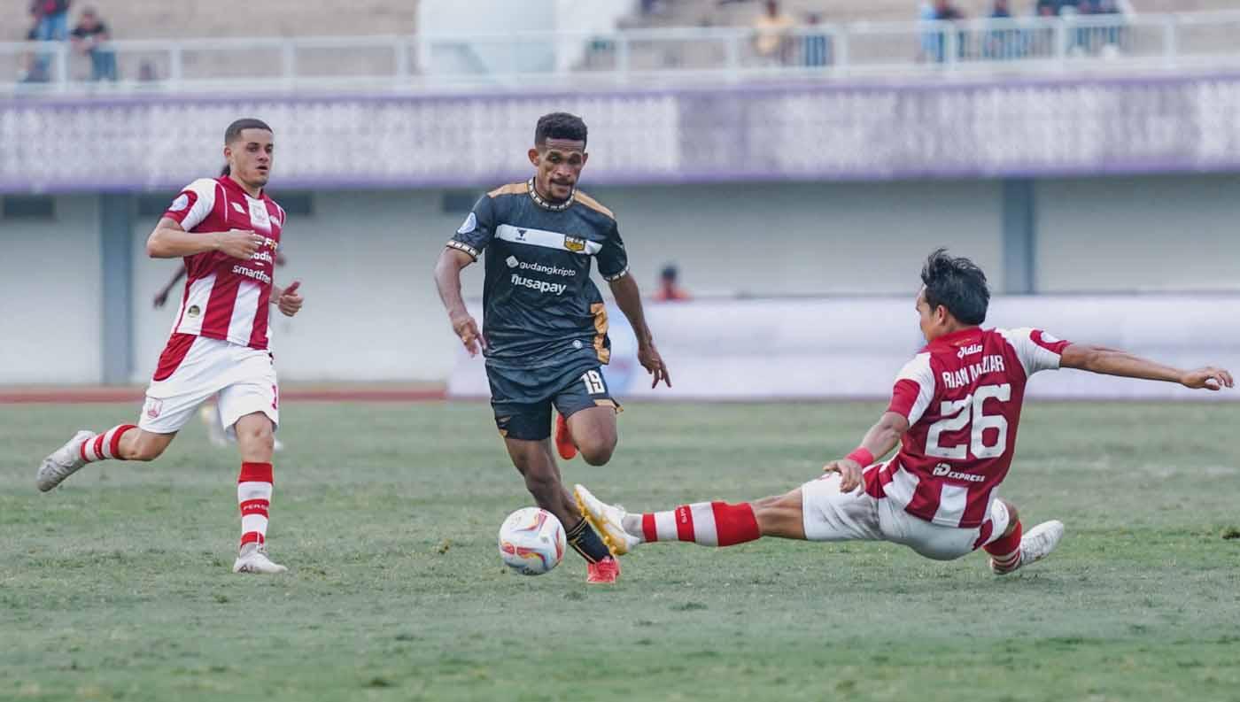 Pemain Dewa United Ricky Kambuaya mendapat hadangan pemain Persis Rian Miziar pada laga pekan keenam Liga 1 di Stadion Indomilk Arena (Tangerang), Jumat (04/08/23). (Foto: MO Dewa United)