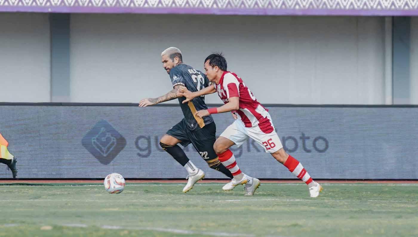 Pemain Dewa United Dimitris Kolovos perlawanan ketat pemain Persis pada laga pekan keenam Liga 1 di Stadion Indomilk Arena (Tangerang), Jumat (04/08/23). (Foto: MO Dewa United)