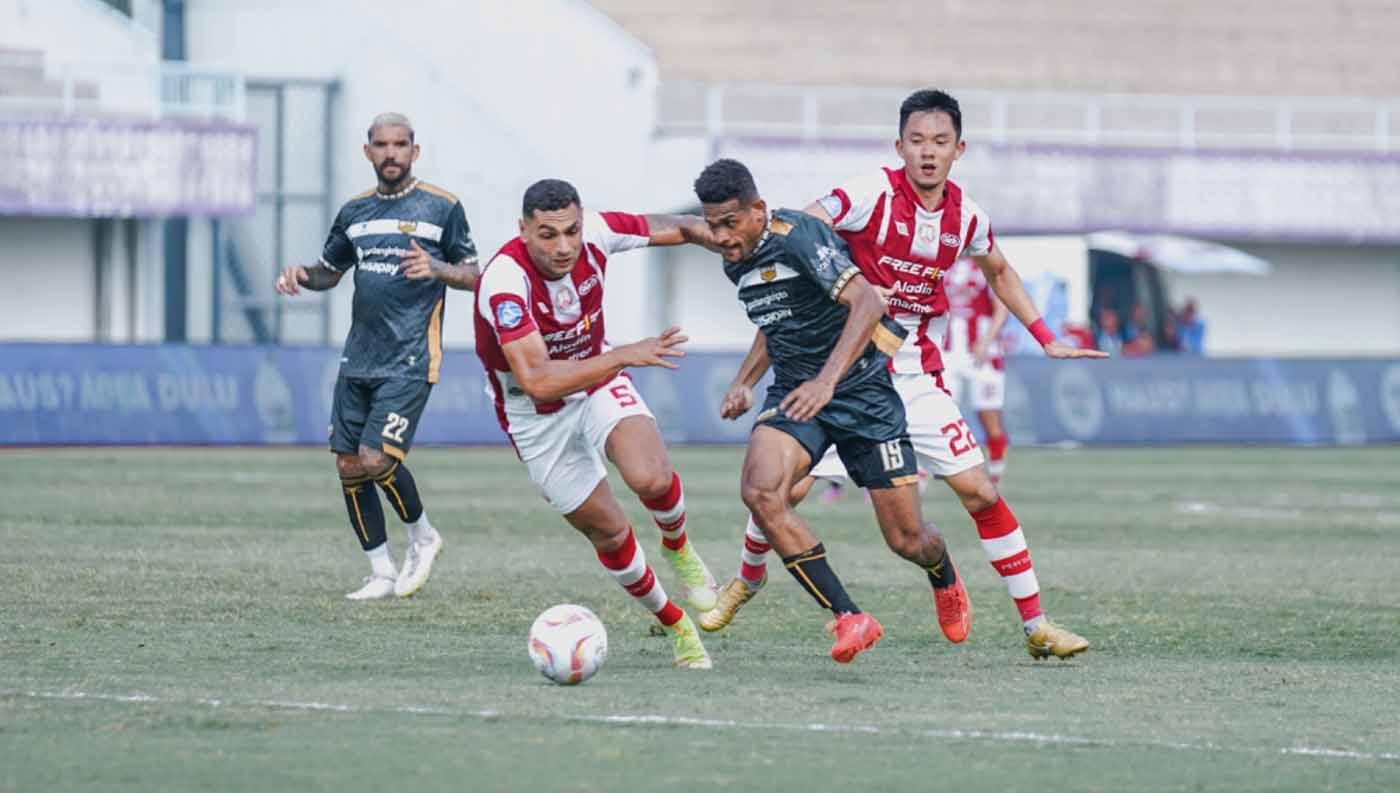 Gelandang Dewa United Ricky Kambuaya mencoba rebut bola dari kaki bek Persis Jaime Xavier pada laga pekan keenam Liga 1 di Stadion Indomilk Arena (Tangerang), Jumat (04/08/23). (Foto: MO Dewa United)