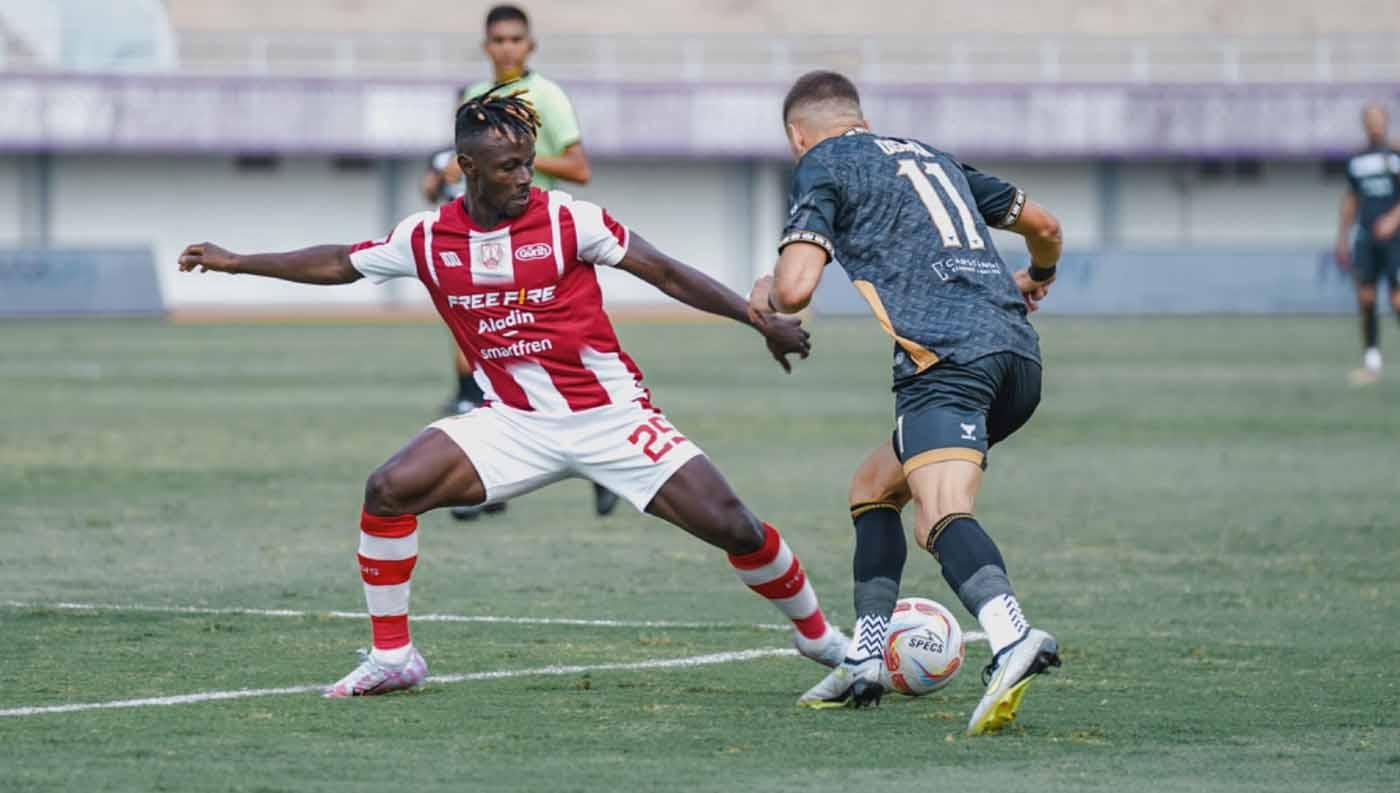 Pemain Persis Moussa Sidibé mencoba hadang pergerakan pemain Dewa United pada laga pekan keenam Liga 1 di Stadion Indomilk Arena (Tangerang), Jumat (04/08/23). (Foto: MO Dewa United)