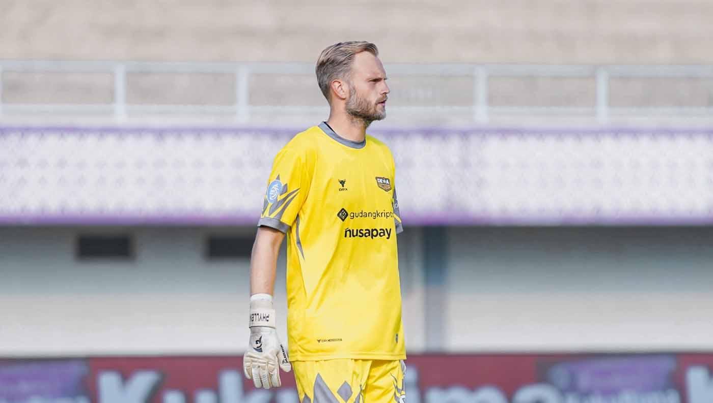 Kiper Dewa United Sonny Stevens saat bertanding melawang Persis pada laga pekan keenam Liga 1 di Stadion Indomilk Arena (Tangerang), Jumat (04/08/23). (Foto: MO Dewa United)