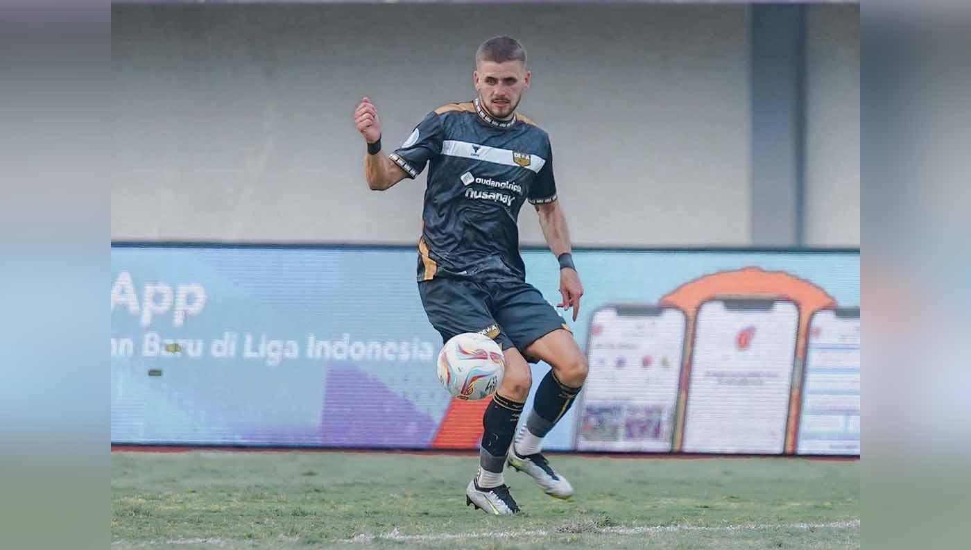 Gelandang Dewa United Majed Osman menguasai bola saat melawang Persis pada laga pekan keenam Liga 1 di Stadion Indomilk Arena (Tangerang), Jumat (04/08/23). (Foto: @dewaunitedfc)