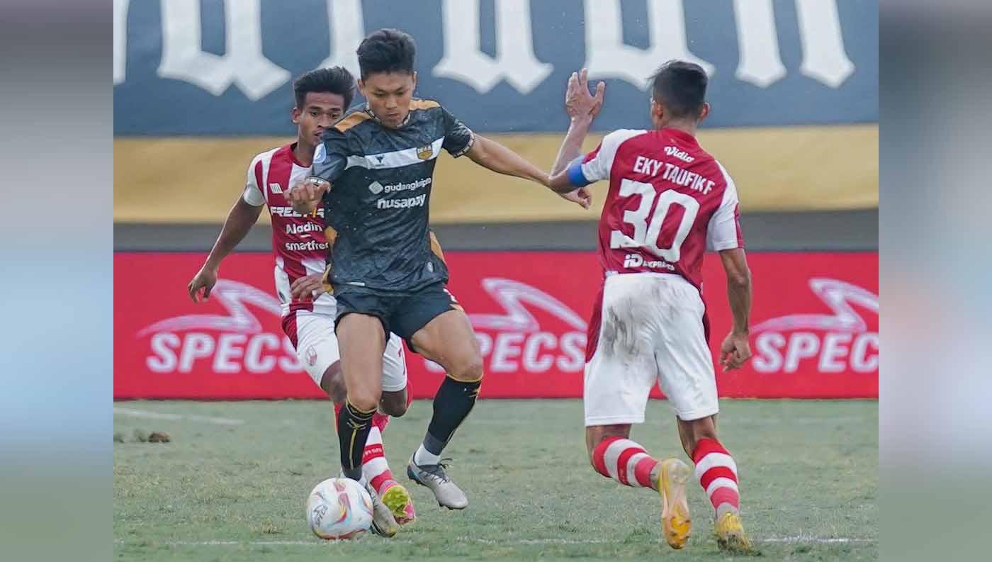 Pemain Persis Eky Taufik Febriyanto mencoba hadang pergerakan pemain Dewa United pada laga pekan keenam Liga 1 di Stadion Indomilk Arena (Tangerang), Jumat (04/08/23). (Foto: @dewaunitedfc)