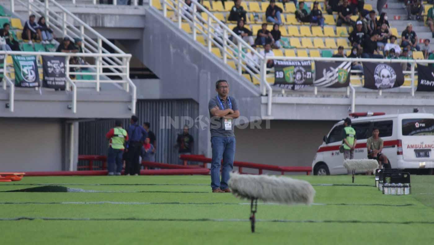 Pelatih Persebaya Aji Santoso tegang mengamati pertandingan Persebaya Surabaya vs Persikabo 1973 di pinggir lapangan pada laga Liga 1 di Stadion Gelora Bung Tomo (Surabaya), Jumat (04/08/23). (Foto: Ian Setiawan/INDOSPORT)