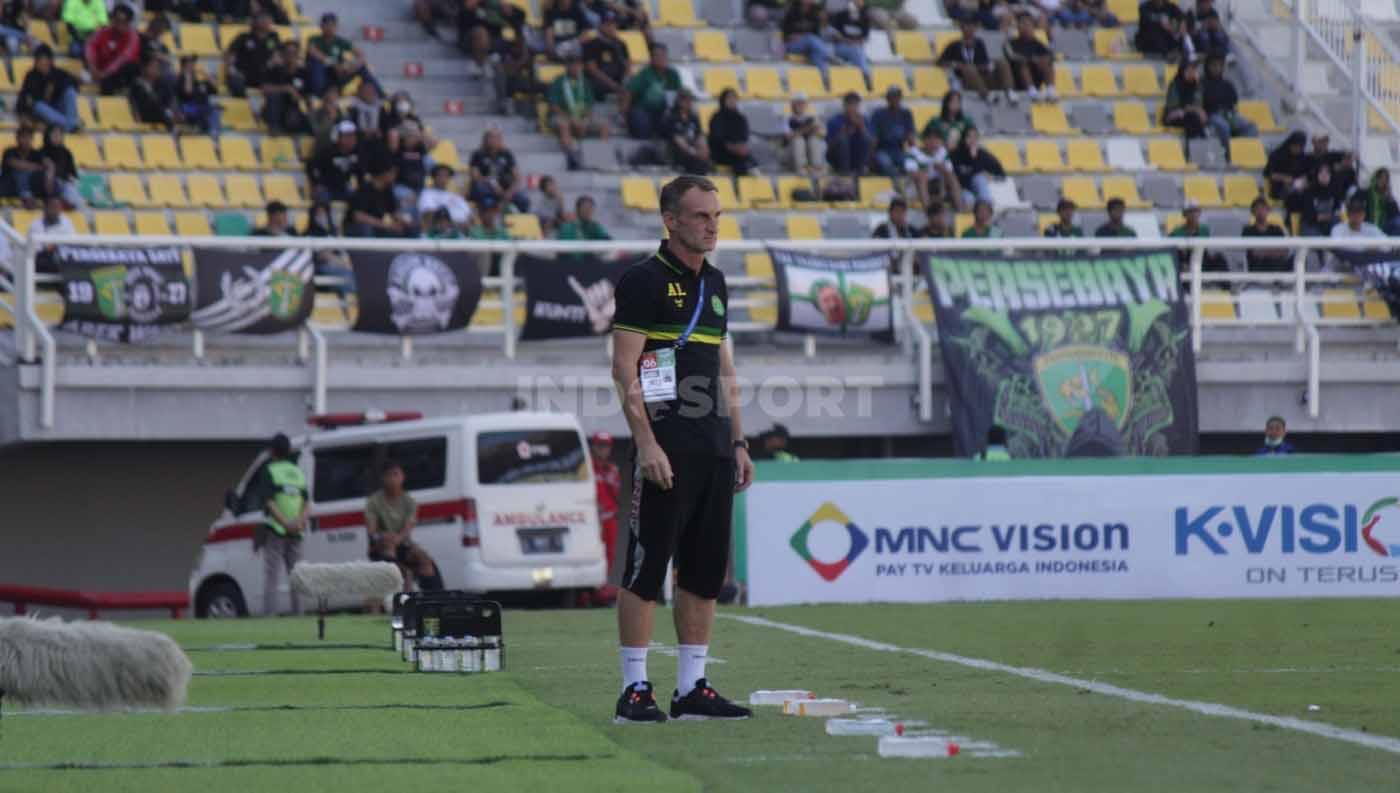 Asisten pelatih Persikabo 1973 Oleg Kuzmianok mengamati timnya melawan Persebaya Surabaya di pinggir lapangan pada laga Liga 1 di Stadion Gelora Bung Tomo (Surabaya), Jumat (04/08/23). (Foto: Ian Setiawan/INDOSPORT)