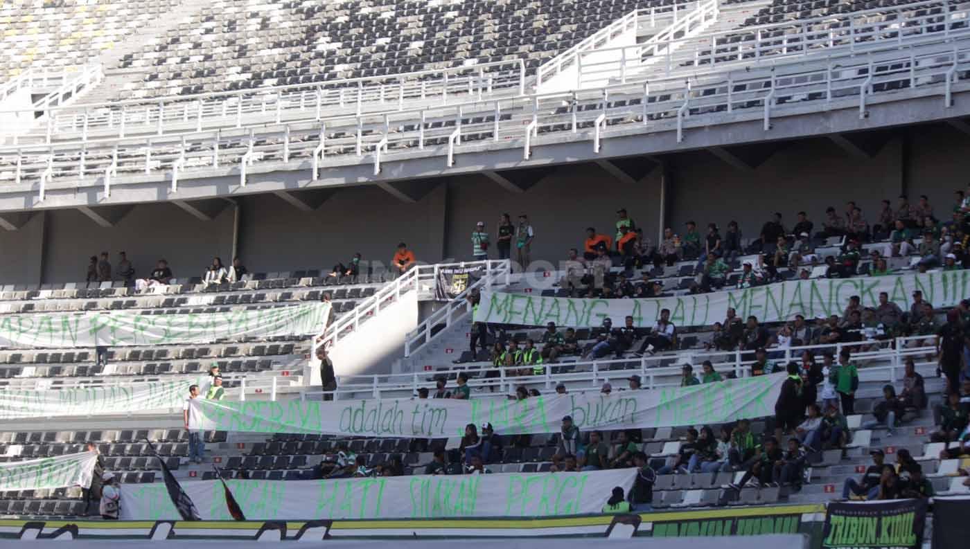 Tribun Kidul membentangkan spanduk berisi motivasi ke Persebaya untuk dapat meraih tiga poin pada laga Liga 1 di Stadion Gelora Bung Tomo (Surabaya), Jumat (04/08/23). (Foto: Ian Setiawan/INDOSPORT)