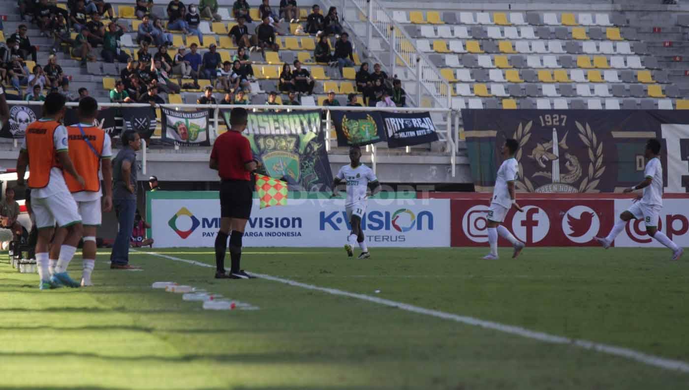 Selebrasi pemain Persikabo 1973 Jose Carlos Moreira Vareal usai mencetak gol ke gawang Persebaya pada menit ke-33 pada laga Liga 1 di Stadion Gelora Bung Tomo (Surabaya), Jumat (04/08/23). (Foto: Ian Setiawan/INDOSPORT)