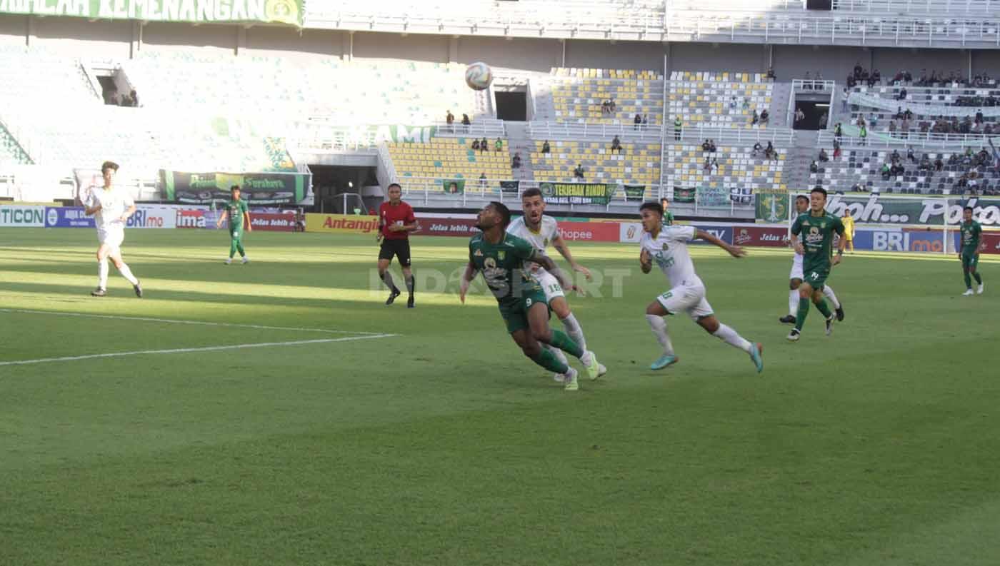 Pemain Persebaya Carlos Fortes dihadang pemain Persikabo 1973 Nikola Kovacevic pada laga Liga 1 di Stadion Gelora Bung Tomo (Surabaya), Jumat (04/08/23). (Foto: Ian Setiawan/INDOSPORT)