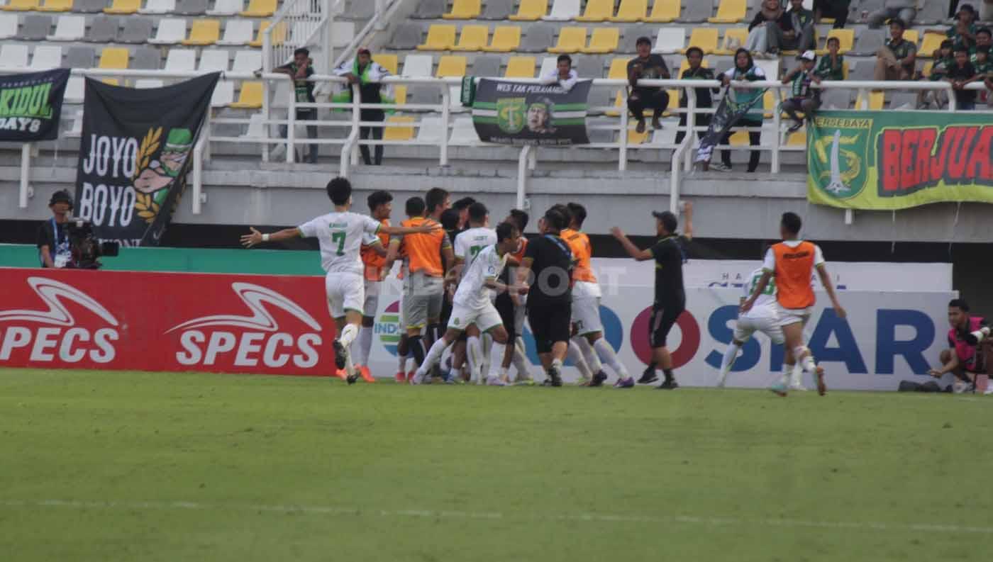 Selebrasi gol kedua Persikabo 1973 yang dicetak oleh Rizky Hidayat pada menit ke-88 pada laga Liga 1 di Stadion Gelora Bung Tomo (Surabaya), Jumat (04/08/23). (Foto: Ian Setiawan/INDOSPORT)