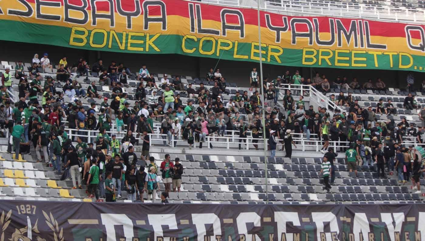 Green Nord 27 langsung menepi beberapa menit sebelum pertandingan Persebaya vs Persikabo 1973 berakhir pada laga Liga 1 di Stadion Gelora Bung Tomo (Surabaya), Jumat (04/08/23). (Foto: Ian Setiawan/INDOSPORT)