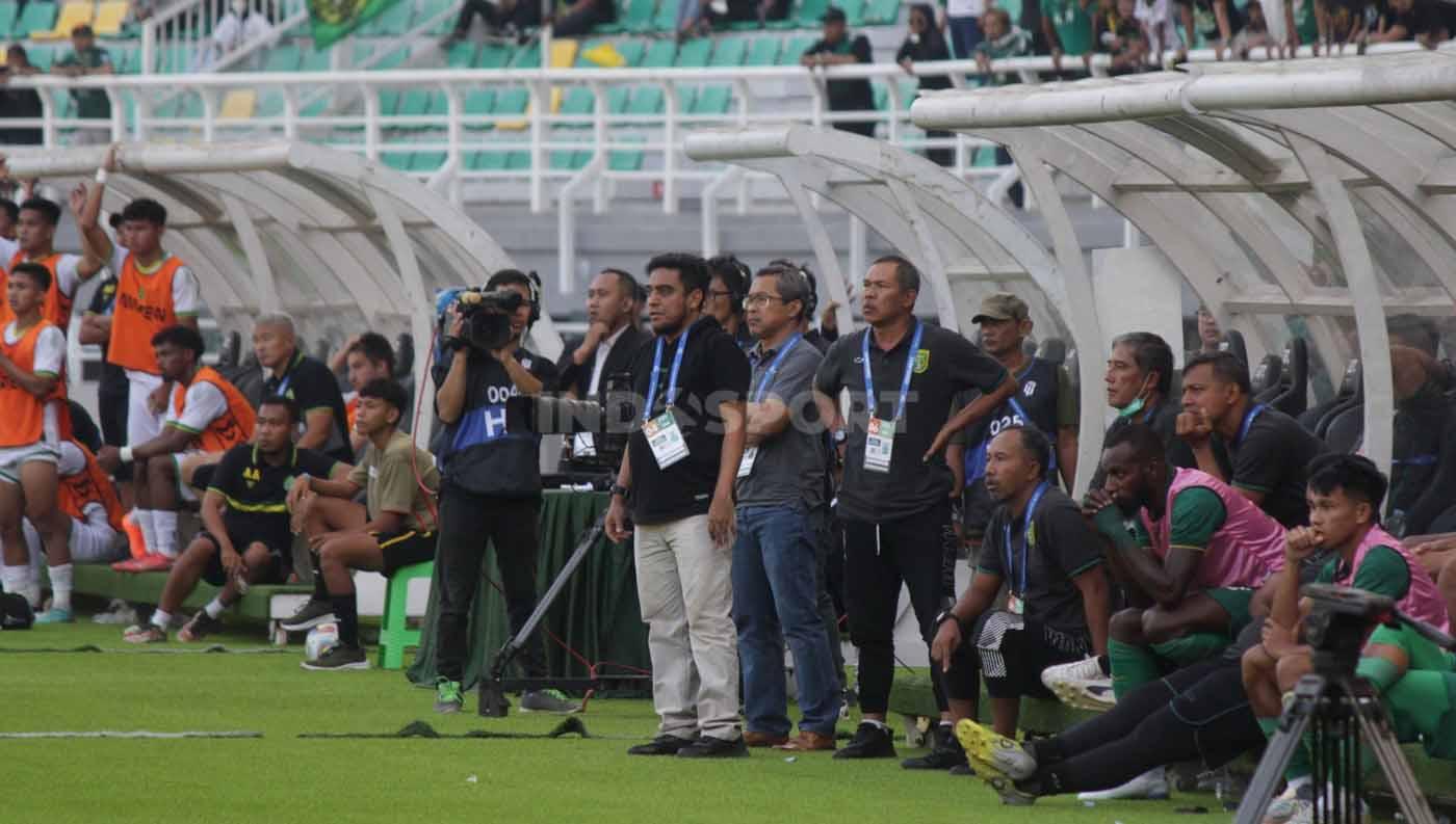 Ekspresi bench Persebaya Surabaya beberapa menit menjelang pertandingan berakhir pada laga Liga 1 di Stadion Gelora Bung Tomo (Surabaya), Jumat (04/08/23). (Foto: Ian Setiawan/INDOSPORT)